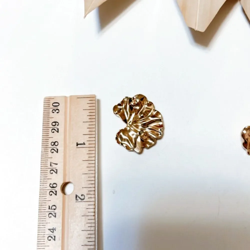 Half leaf stud earrings in gold #200 - Picture 4 of 5